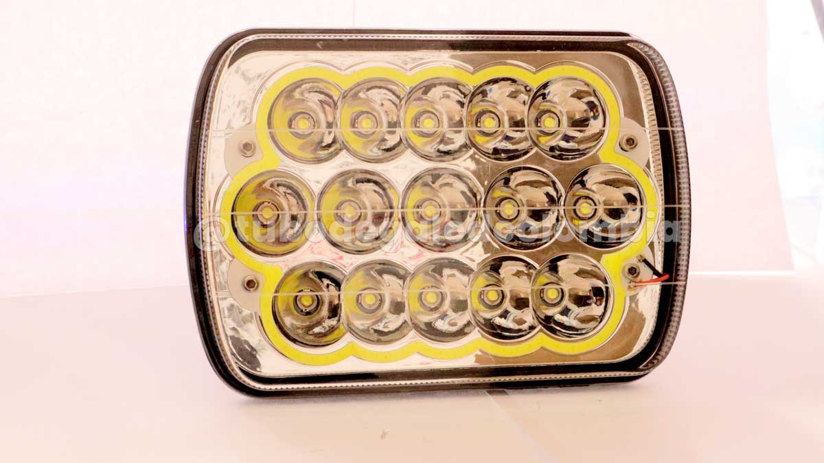 Faro de Eagle con aro amarillo